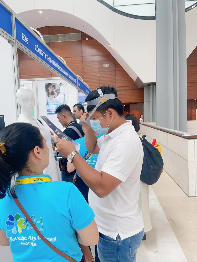 Khách hàng hào hứng trải nghiệm sản phẩm Kính lúp Super Scope tại Triển lãm VIDEC 2023